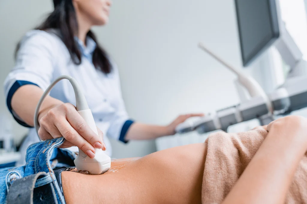 ¿Qué es un ultrasonido abdominal y qué órganos evalúa?
